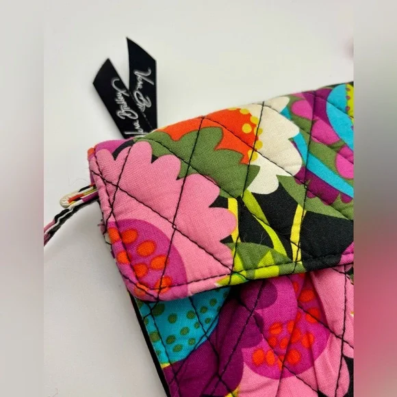Vera Bradley Floral Quilted Wallet Crossbody – Spacious & Stylish - Picture 3 of 9